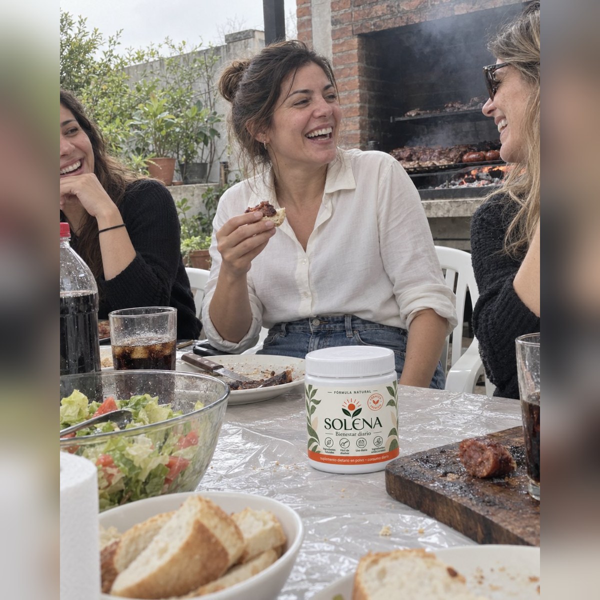 Pote de SOLENA con su cuchara medidora sobre la mesada de la cocina, al lado de un vaso de agua — foto 4 de 8